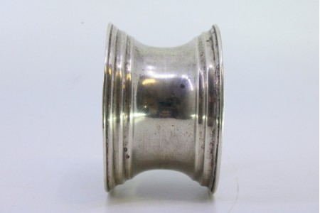 Argola de guardanapo em prata lisa em forma de jante com frisos na envolvência.